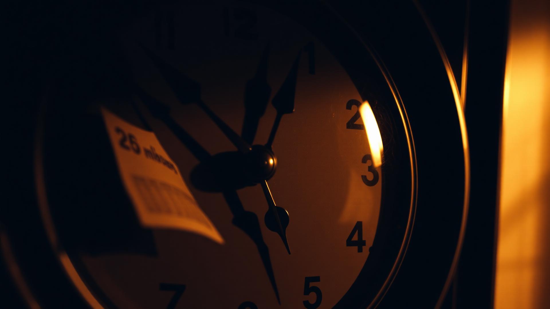 Relógio em close cinematográfico simbolizando o tempo passando